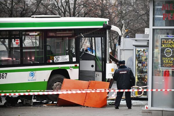 Сотрудник правоохранительных органов у пассажирского автобуса, въехавшего в остановку на Сходненской улице в Москве. 29 декабря 2017 Сотрудник правоохранительных органов у пассажирского автобуса, въехавшего в остановку на Сходненской улице в Москве. 29 декабря 2017