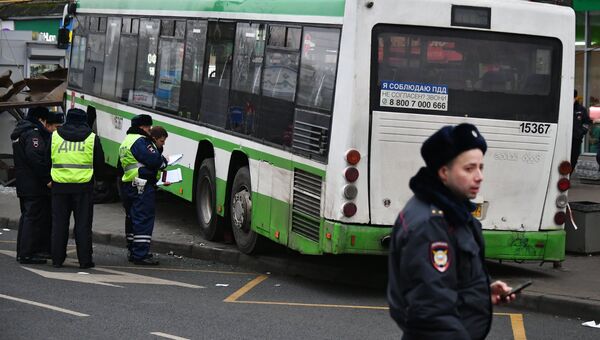 Сотрудники правоохранительных органов у пассажирского автобуса, въехавшего в остановку на Сходненской улице в Москве. 29 декабря 2017 Сотрудники правоохранительных органов у пассажирского автобуса, въехавшего в остановку на Сходненской улице в Москве. 29 декабря 2017