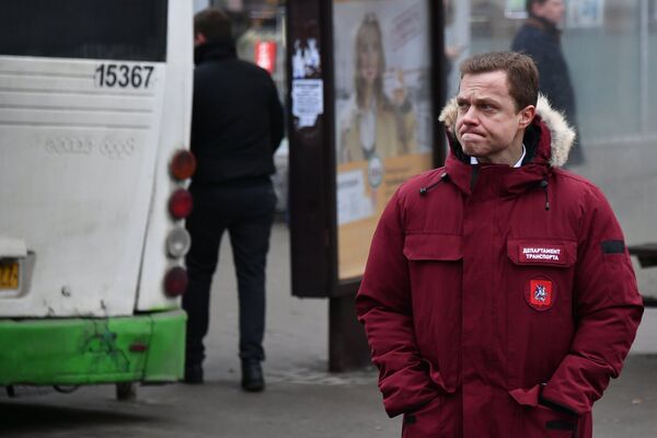Заместитель мэра Москвы Максим Ликсутов на месте, где пассажирский автобус въехал в остановку на Сходненской улице в Москве. 29 декабря 2017 Заместитель мэра Москвы Максим Ликсутов на месте, где пассажирский автобус въехал в остановку на Сходненской улице в Москве. 29 декабря 2017