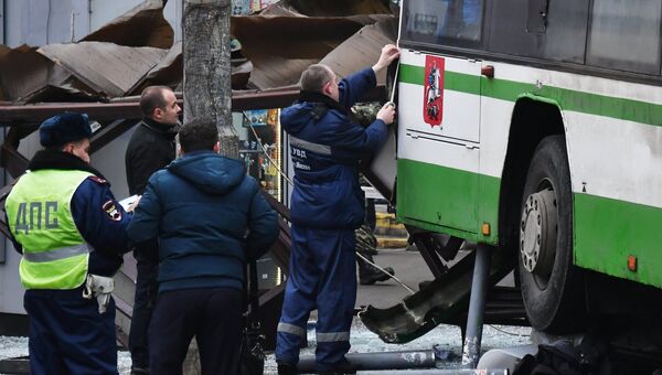 Сотрудники правоохранительных органов у пассажирского автобуса, въехавшего в остановку на Сходненской улице в Москве. 29 декабря 2017 Сотрудники правоохранительных органов у пассажирского автобуса, въехавшего в остановку на Сходненской улице в Москве. 29 декабря 2017