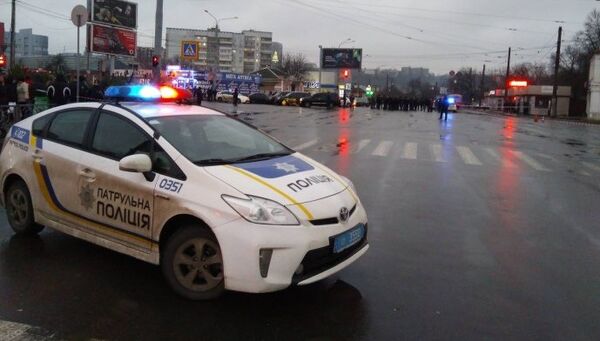 Сотрудники правоохранительных органов возле отделения Укрпочты в Харькове, Украина. 30 декабря 2017 Сотрудники правоохранительных органов возле отделения Укрпочты в Харькове, Украина. 30 декабря 2017