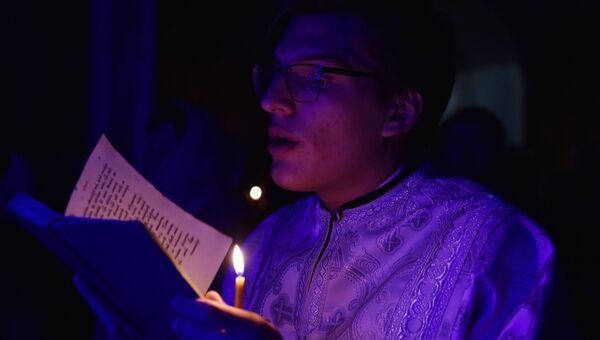 Священнослужитель во время рождественского всенощного бдения в Александро-Невском кафедральном соборе в Симферополе Священнослужитель во время рождественского всенощного бдения в Александро-Невском кафедральном соборе в Симферополе