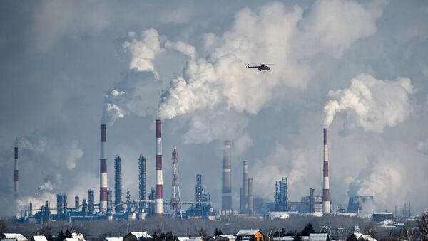 Трубы и вышки сжигания попутного газа Омского нефтеперерабатывающего завода. Трубы и вышки сжигания попутного газа Омского нефтеперерабатывающего завода.
