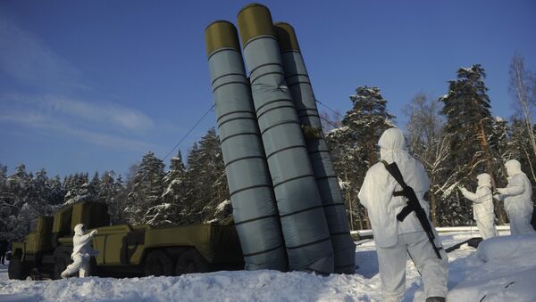 Развертывание надувного макета зенитного ракетного комплекса С-300. Архивное фото Развертывание надувного макета зенитного ракетного комплекса С-300. Архивное фото