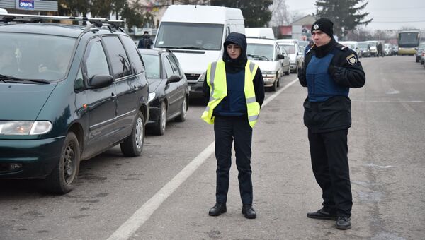 Сотрудники полиции во время акции протеста на границе между Украиной и Польшей. 10 января 2018 Сотрудники полиции во время акции протеста на границе между Украиной и Польшей. 10 января 2018