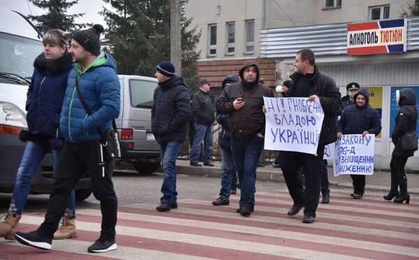 Участники акции протеста на границе между Украиной и Польшей против ужесточения таможенного контроля, запрета на перевозку товаров через границу больше определенной суммы Участники акции протеста на границе между Украиной и Польшей против ужесточения таможенного контроля, запрета на перевозку товаров через границу больше определенной суммы