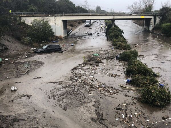 Автомагистраль США 101 затоплена сточной водой из Монтесито-Крик в Монтесито, Калифорния, США. 9 января 2018 Автомагистраль США 101 затоплена сточной водой из Монтесито-Крик в Монтесито, Калифорния, США. 9 января 2018