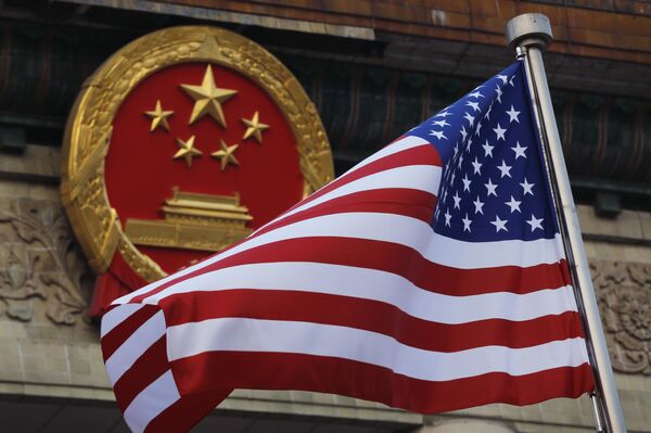 Флаг США на фоне эмблемы Китая в Пекине Флаг США на фоне эмблемы Китая в Пекине