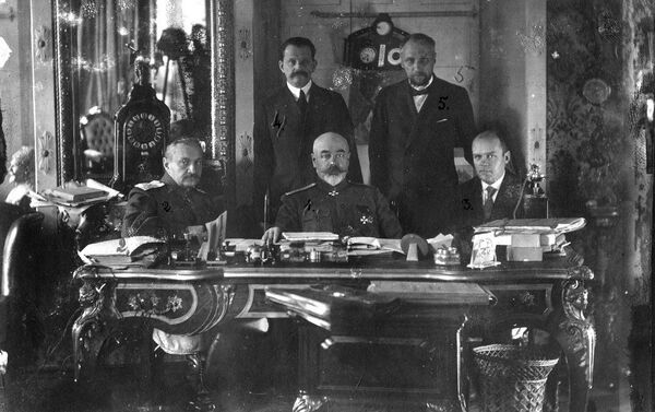 Антон Деникин и члены Особого совещания на заседании в Таганроге. Лето 1919 года Антон Деникин и члены Особого совещания на заседании в Таганроге. Лето 1919 года