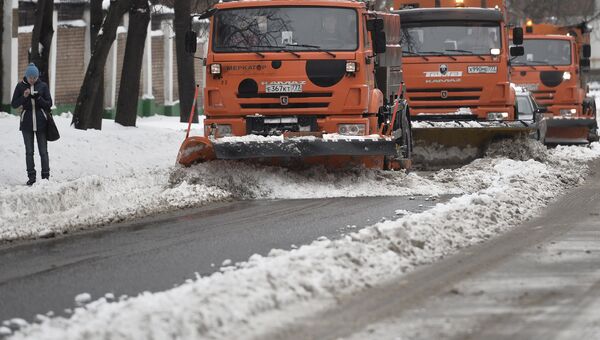 Уборка снега. Архивное фото Уборка снега. Архивное фото