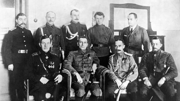 Руководители контрреволюционных войск Сибири. В первом ряду адмирал Александр Колчак (второй слева), 1919 год Руководители контрреволюционных войск Сибири. В первом ряду адмирал Александр Колчак (второй слева), 1919 год