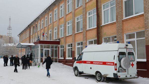 Автомобиль скорой помощи у школы № 127 в Перми Автомобиль скорой помощи у школы № 127 в Перми