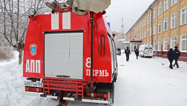 Пожарный автомобиль первой помощи у школы № 127 в Перми. 15 января 2018 Пожарный автомобиль первой помощи у школы № 127 в Перми. 15 января 2018