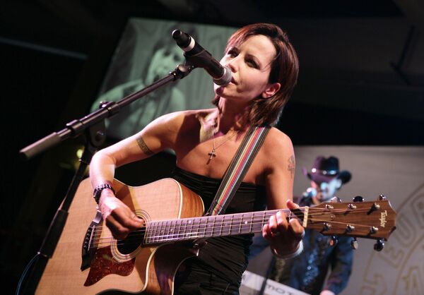 Бывшая вокалистка Cranberries Долорес О'Риордан из Ирландии выступает во время присуждения премий European Border Breakers в Каннах, Франция. 27 января 2008 Бывшая вокалистка Cranberries Долорес О'Риордан из Ирландии выступает во время присуждения премий European Border Breakers в Каннах, Франция. 27 января 2008