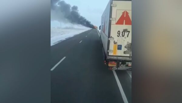 Кадры с горящим автобусом в Казахстане, где погибли десятки пассажиров Кадры с горящим автобусом в Казахстане, где погибли десятки пассажиров