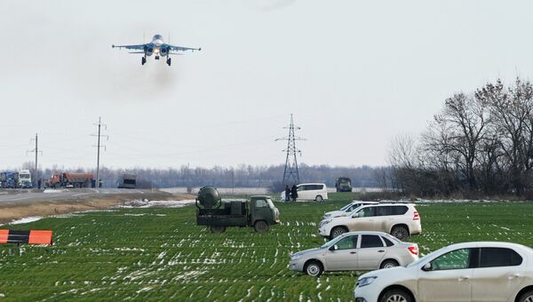 Истребитель-бомбардировщик Су-34 и два тяжелых истребителя Су-30М2 во время захода на посадку на автотрассу в Ростовской области в ходе летно-тактических учений 4-й армии ВВС и ПВО Южного военного округа Истребитель-бомбардировщик Су-34 и два тяжелых истребителя Су-30М2 во время захода на посадку на автотрассу в Ростовской области в ходе летно-тактических учений 4-й армии ВВС и ПВО Южного военного округа