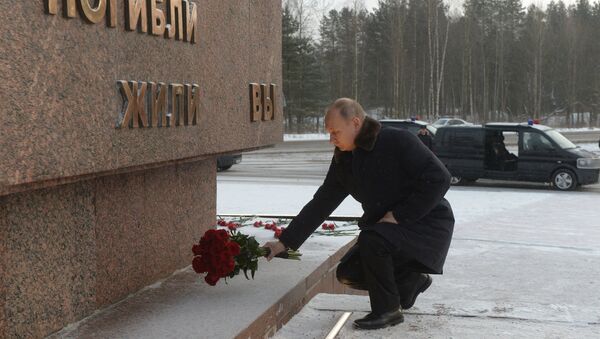 Президент РФ Владимир Путин на церемонии возложения цветов к монументу Рубежный камень на военно-историческом комплексе Невский пятачок в Ленинградской области. 18 января 2018 Президент РФ Владимир Путин на церемонии возложения цветов к монументу Рубежный камень на военно-историческом комплексе Невский пятачок в Ленинградской области. 18 января 2018