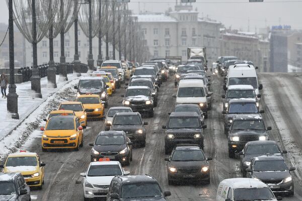 Автомобильное движение во время снегопада в Москве Автомобильное движение во время снегопада в Москве