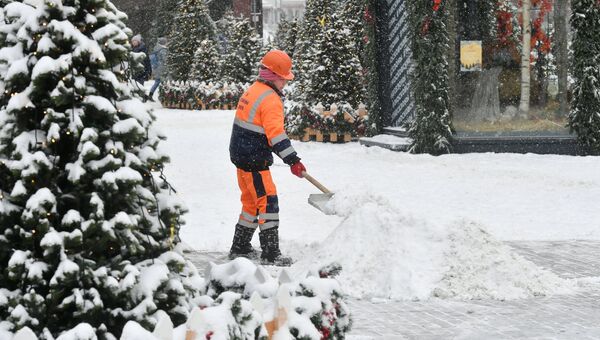 Сотрудница коммунальных служб Москвы во время ликвидации последствий сильного снегопада на Манежной площади Сотрудница коммунальных служб Москвы во время ликвидации последствий сильного снегопада на Манежной площади