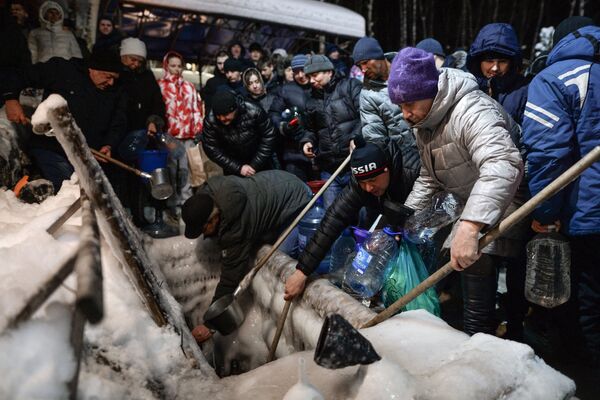 Верующие в Крещенский сочельник набирают святую воду на источнике Святой ключ в Искитимском районе Новосибирской области Верующие в Крещенский сочельник набирают святую воду на источнике Святой ключ в Искитимском районе Новосибирской области