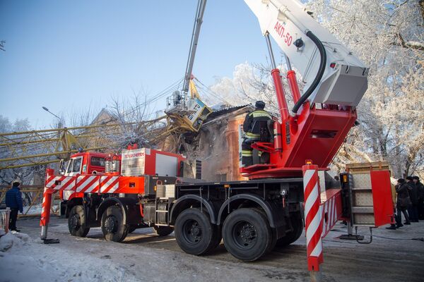 Работы на месте падения крана на жилой дом в Кирове. 19 января 2018 Работы на месте падения крана на жилой дом в Кирове. 19 января 2018