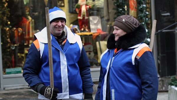 Сотрудники коммунальной службы в новогодних жилетах и шапочках во время проведения акции Утепляем Москву Сотрудники коммунальной службы в новогодних жилетах и шапочках во время проведения акции Утепляем Москву