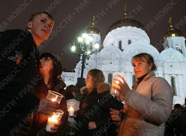 Молодежь Москвы зажгла свечи в память о погибших в Южной Осетии Молодежь Москвы зажгла свечи в память о погибших в Южной Осетии