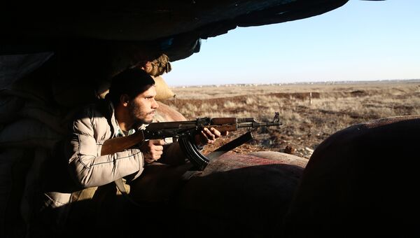 Боец из Свободной сирийской армии стреляет по позициям курдов в районе Африна Боец из Свободной сирийской армии стреляет по позициям курдов в районе Африна