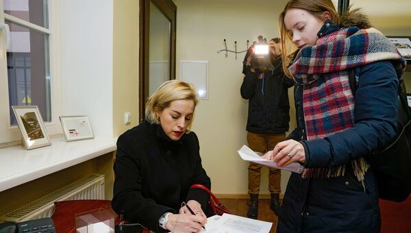 Правозащитница Елена Бачинская во время передачи в Сейм петицию о сохранении в Латвии билингвального образования. 22 января 2018 Правозащитница Елена Бачинская во время передачи в Сейм петицию о сохранении в Латвии билингвального образования. 22 января 2018