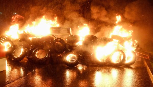 Горящие покрышки во врем акции протеста работников тюрем во Франции Горящие покрышки во врем акции протеста работников тюрем во Франции