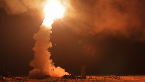 Ночной пуск ракет зенитными ракетными системами С-400 Триумф на полигоне Ашулук в Астраханской области во время тактических учений войск ВКО РФ Ночной пуск ракет зенитными ракетными системами С-400 Триумф на полигоне Ашулук в Астраханской области во время тактических учений войск ВКО РФ