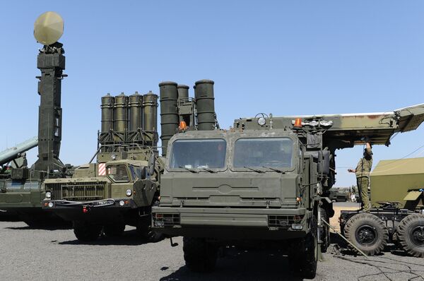 Зенитно-ракетный комплекс С-400 Триумф на выставочной площадке на полигоне Кадамовский в Ростовской области во время подготовки к международному военно-техническому форуму Армия-2017 Зенитно-ракетный комплекс С-400 Триумф на выставочной площадке на полигоне Кадамовский в Ростовской области во время подготовки к международному военно-техническому форуму Армия-2017