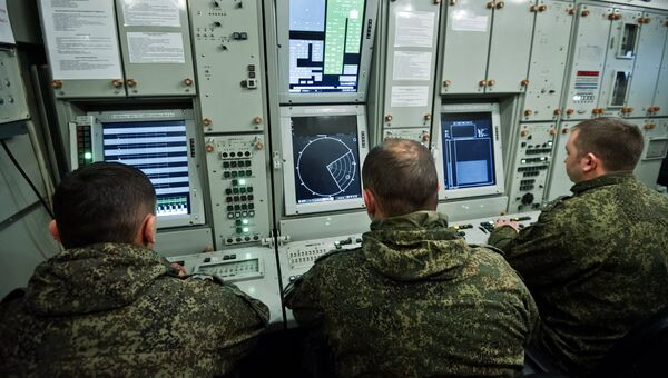 Офицеры полка противовоздушной обороны вооруженных сил РФ во время боевого дежурства за пультом управления зенитно-ракетного комплекса С-400 Триумф в Крыму Офицеры полка противовоздушной обороны вооруженных сил РФ во время боевого дежурства за пультом управления зенитно-ракетного комплекса С-400 Триумф в Крыму