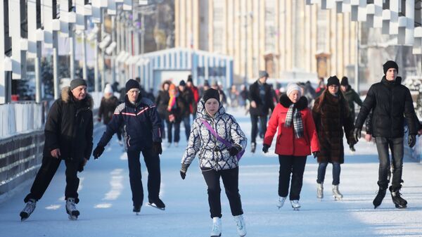 Жители Москвы и гости столицы на льду катка на ВДНХ Жители Москвы и гости столицы на льду катка на ВДНХ
