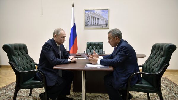 Президент РФ Владимир Путин и президент Татарстана Рустам Минниханов во время встречи Президент РФ Владимир Путин и президент Татарстана Рустам Минниханов во время встречи