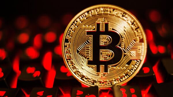 Монета с логотипом криптовалюты биткоин Монета с логотипом криптовалюты биткоин