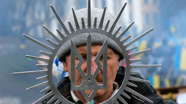 Мужчина с гербом Украины в Киеве Мужчина с гербом Украины в Киеве