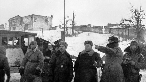 Генерал-лейтенант Никита Сергеевич Хрущев (3 слева) на одной из улиц Сталинграда после освобождения города от немецко-фашистских захватчиков Генерал-лейтенант Никита Сергеевич Хрущев (3 слева) на одной из улиц Сталинграда после освобождения города от немецко-фашистских захватчиков