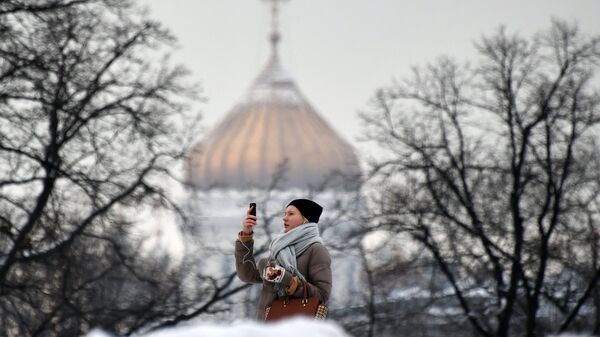 Девушка фотографируется в Александровском саду в Москве Девушка фотографируется в Александровском саду в Москве