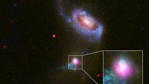 Сверхмассивная черная дыра в центре галактики SDSS J1354 + 1327 дважды выплюнула падающий на нее газ Сверхмассивная черная дыра в центре галактики SDSS J1354 + 1327 дважды выплюнула падающий на нее газ