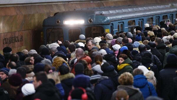 Люди ждут поезда на станции московского метро Сходненская Люди ждут поезда на станции московского метро Сходненская