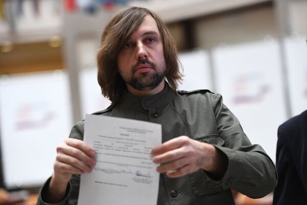 Кандидат в президенты РФ от Партии социальных реформ - прибыль от природных ресурсов - народу Станислав Полищук во время передачи подписей в ЦИК РФ. 31 января 2018 Кандидат в президенты РФ от Партии социальных реформ - прибыль от природных ресурсов - народу Станислав Полищук во время передачи подписей в ЦИК РФ. 31 января 2018