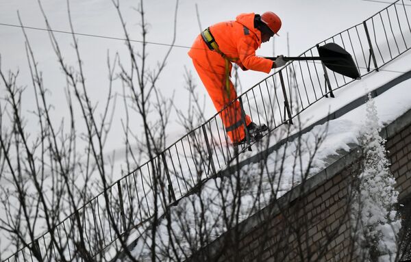 Очистка крыши от снега Очистка крыши от снега