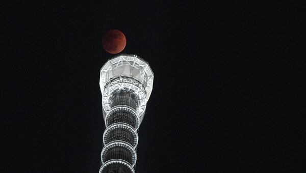 Полная луна на фоне башни Sky Tree в Токио Полная луна на фоне башни Sky Tree в Токио