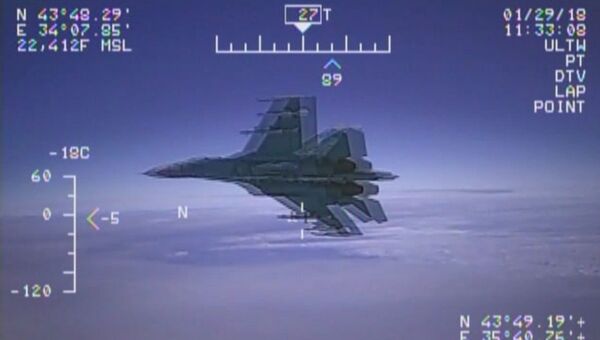 Стоп-кадр видео перехвата американского самолета-разведчика EP-3 над Черным морем Стоп-кадр видео перехвата американского самолета-разведчика EP-3 над Черным морем