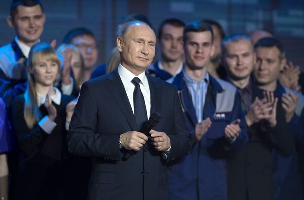 Президент РФ Владимир Путин во время встречи с работниками Горьковского автомобильного завода в Нижнем Новгороде. 6 декабря 2017 Президент РФ Владимир Путин во время встречи с работниками Горьковского автомобильного завода в Нижнем Новгороде. 6 декабря 2017
