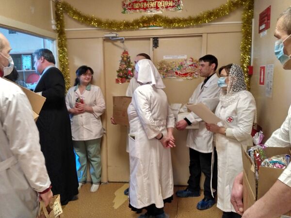 Сестры милосердия и добровольцы поздравляют с Рождеством пациентов ИКБ №2 Сестры милосердия и добровольцы поздравляют с Рождеством пациентов ИКБ №2
