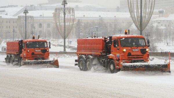 Снегоуборочная техника коммунальных служб Москвы во время ликвидации последствий сильного снегопада. 4 февраля 2018 Снегоуборочная техника коммунальных служб Москвы во время ликвидации последствий сильного снегопада. 4 февраля 2018