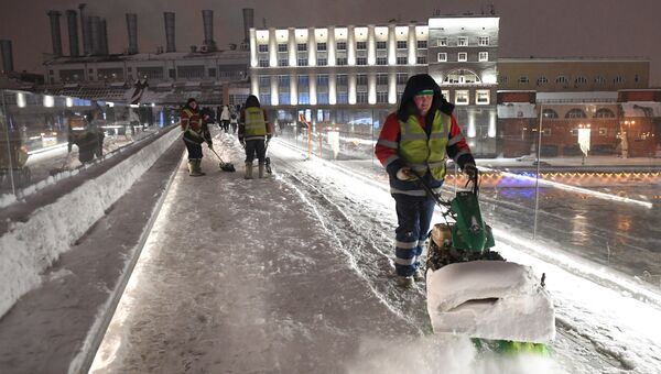 Уборка снега в парке Зарядье Уборка снега в парке Зарядье