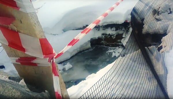 Яма, в которую провалились дети в поселке Колывань Яма, в которую провалились дети в поселке Колывань